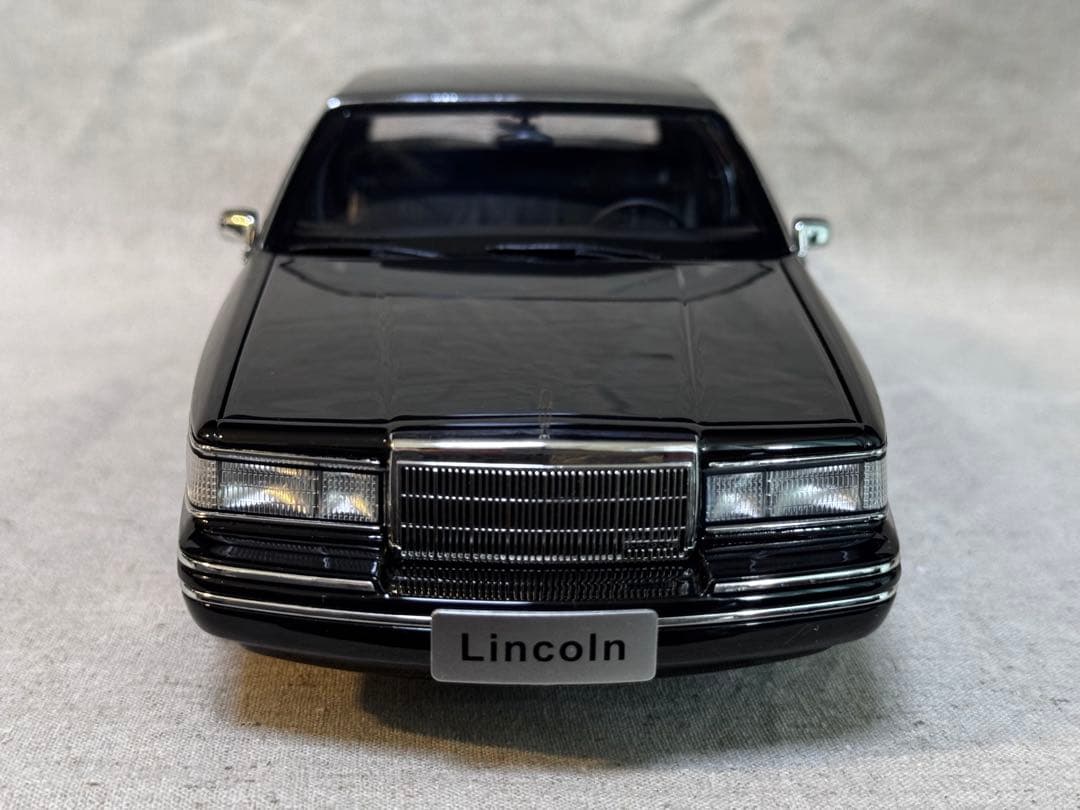 ミニカー Lincoln Town Car 1/18