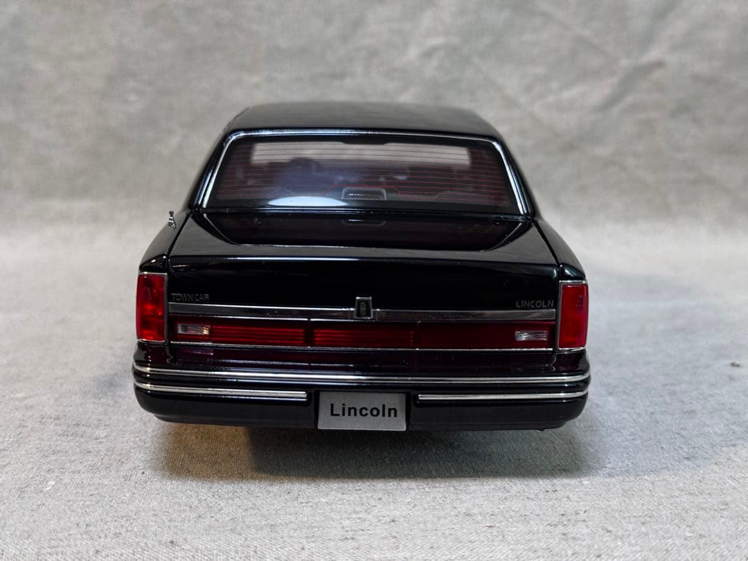ミニカー Lincoln Town Car 1/18