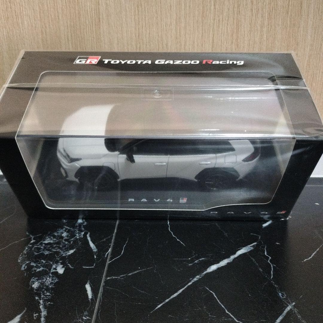 【非売品】新型RAV4　GRスポーツ　ブラック×ホワイトパールマイカ