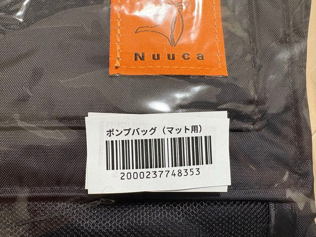 nuucaスリーピングマット新品インフレータマット　ポンプ袋付きチャコールグレー