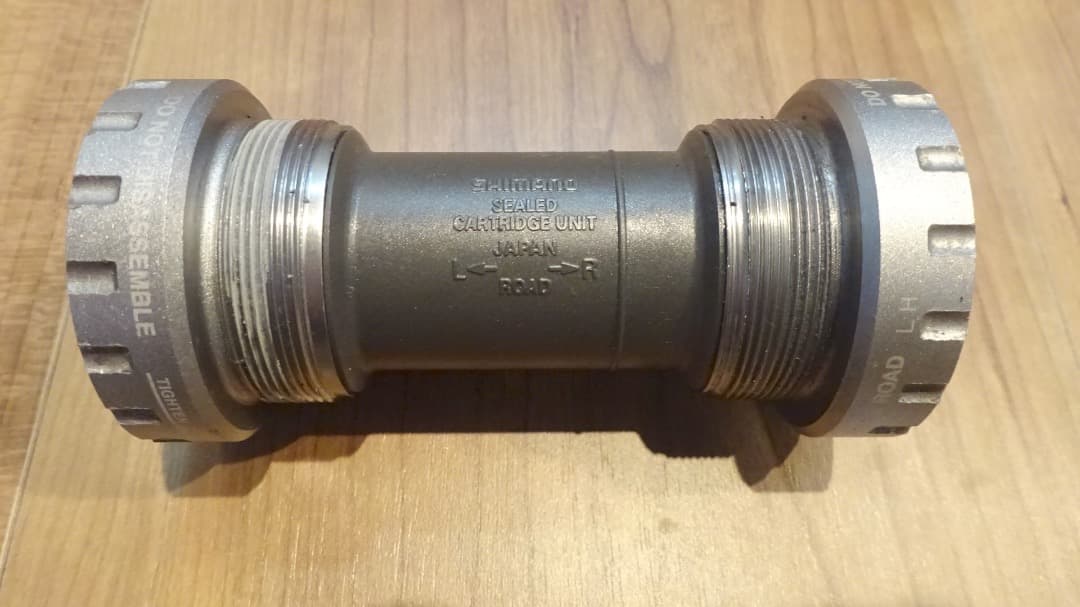 シマノ 105 FC-5700（インナーチェーンリングなし）、SM-BB5700