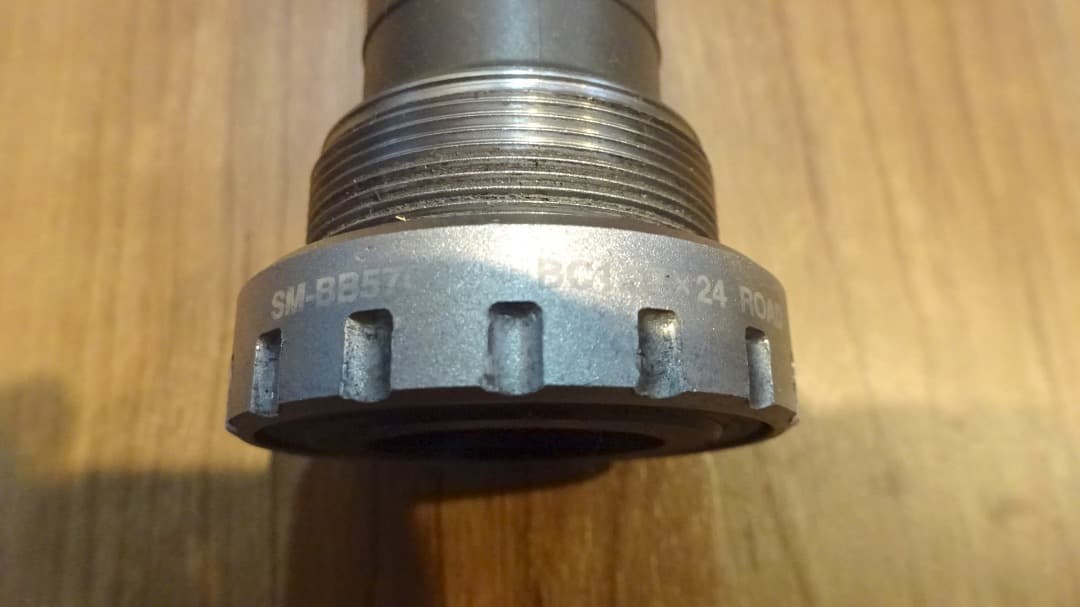 シマノ 105 FC-5700（インナーチェーンリングなし）、SM-BB5700