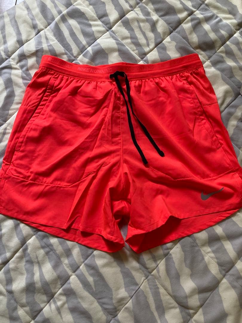 Nike Dri-FIT ストライド ショートパンツ オレンジ