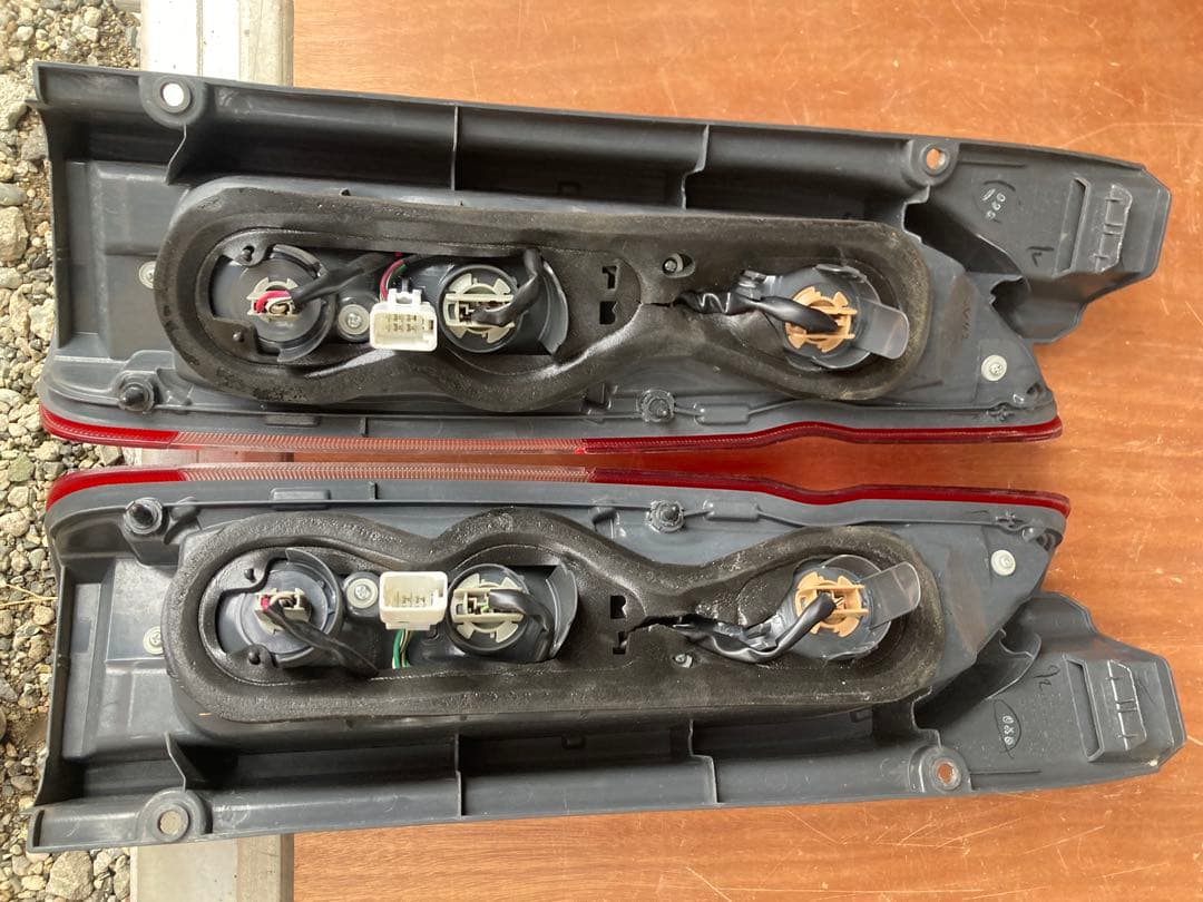 ハイエース4型純正テールランプ