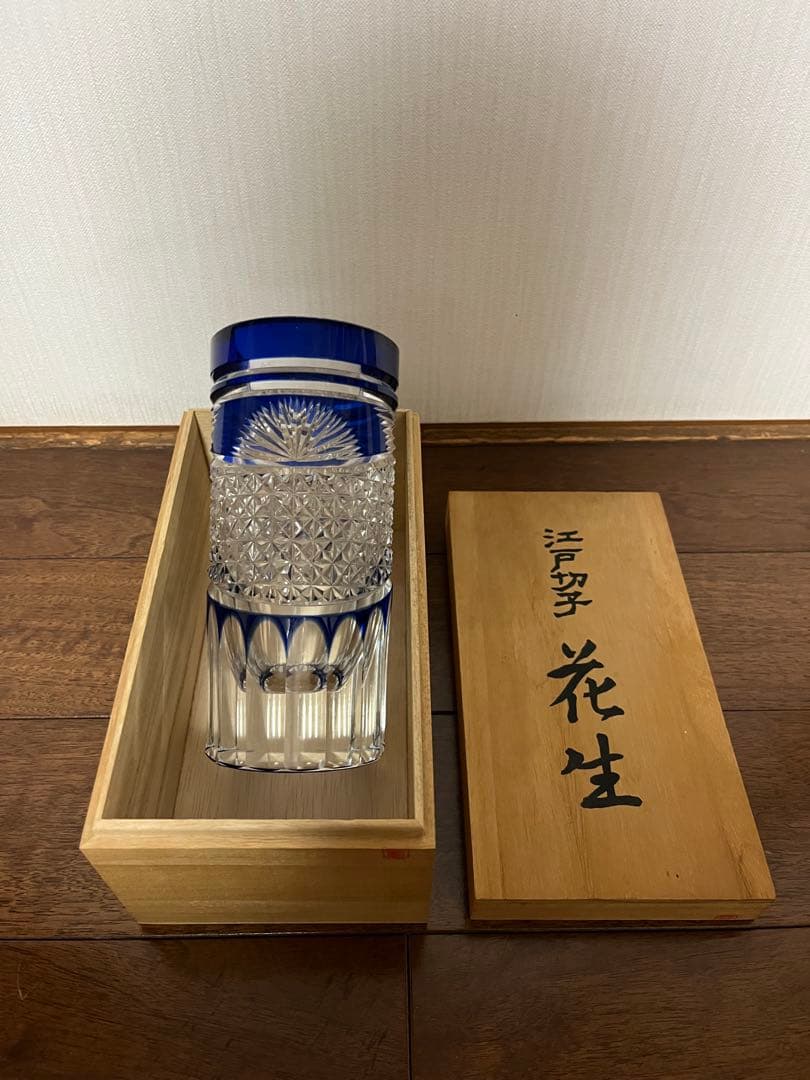 メルカリ市価格！！ 江戸切子クリスタルガラスの花生 桐箱付き