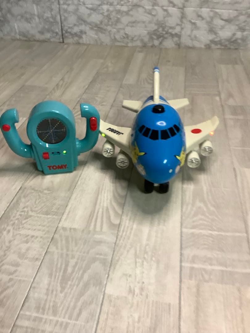 トミカキッズ　ポケモン全日空飛行機ラジコン&プルバックカー飛行機