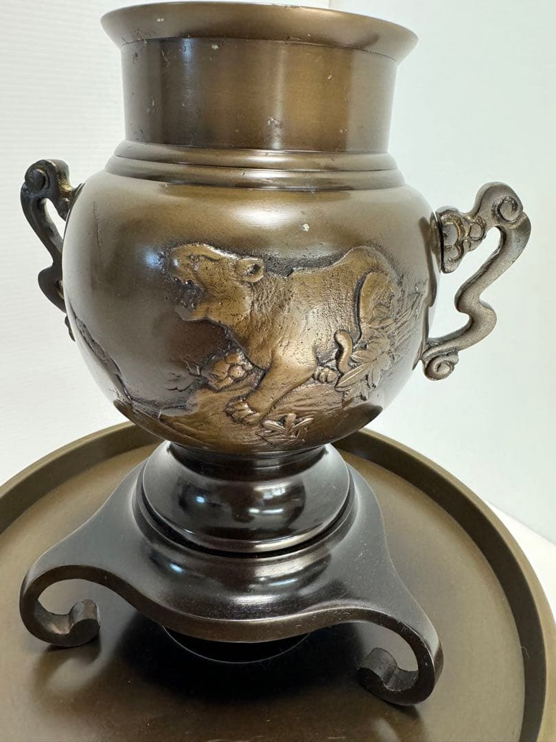 金属製の壺　花瓶　骨董品　龍と虎