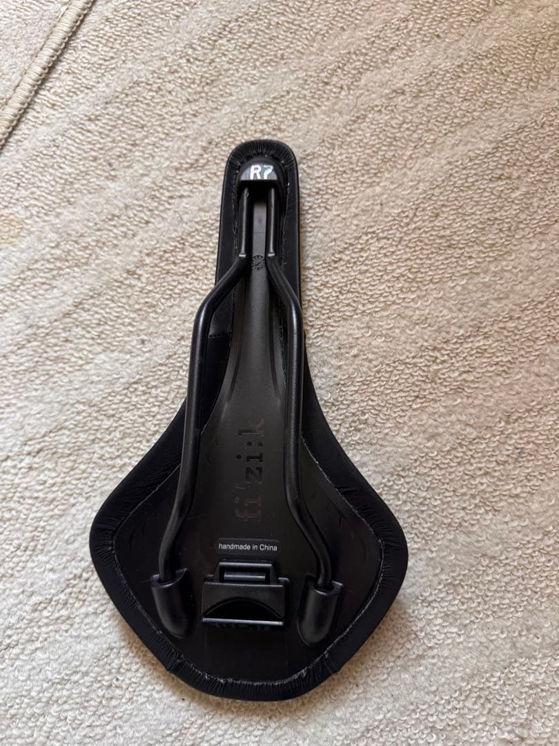 Fizik アンタレス サドル ブラック