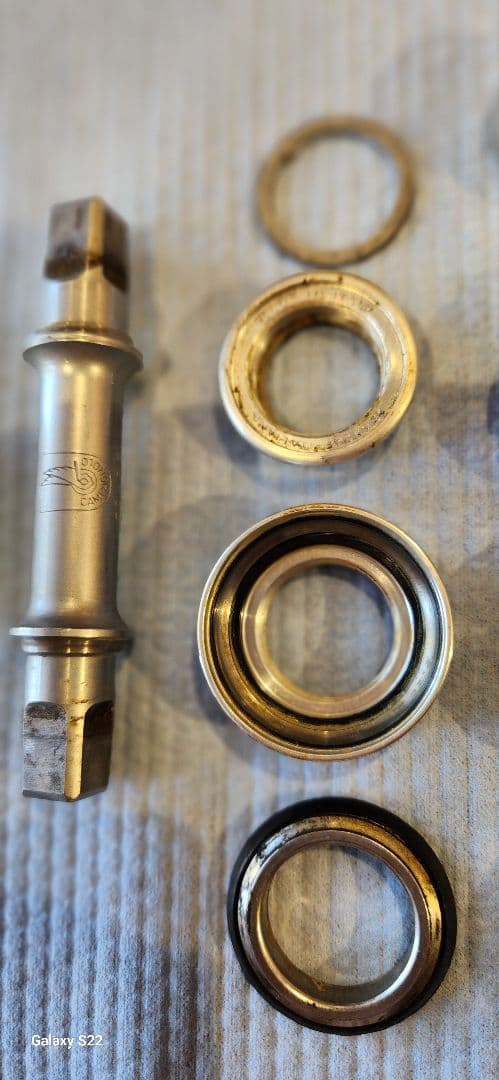 Campagnoloボトムブラケット パーツ　写真のものが全てです。