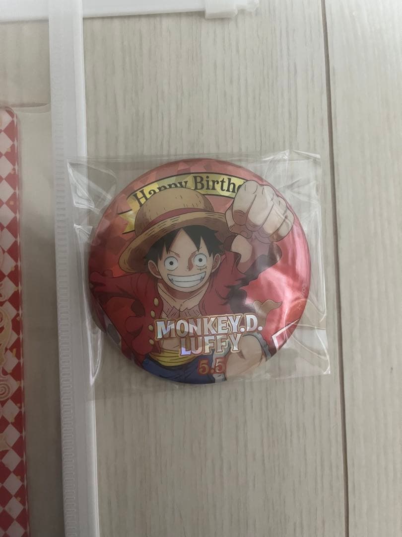 ONE PIECE 誕生日　ルフィ　アクリルスタンド、缶バッジセット