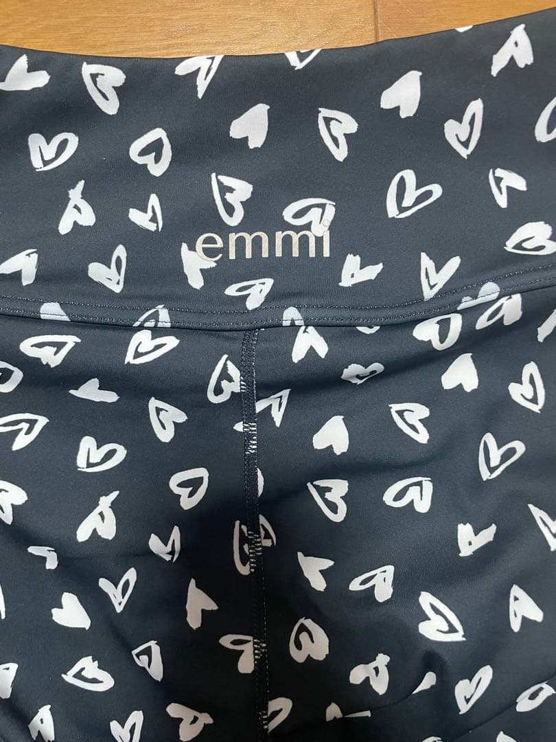 エミ emmi yoga ペイントハートハイウエストレギンス　黒　1