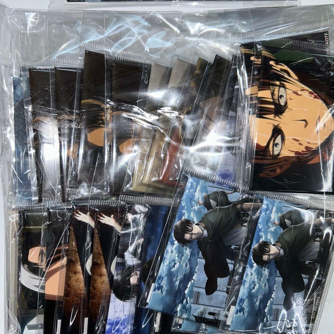 【未開封】進撃の巨人 10周年アクリルパネル ＆ リヴァイ缶バッジ32個