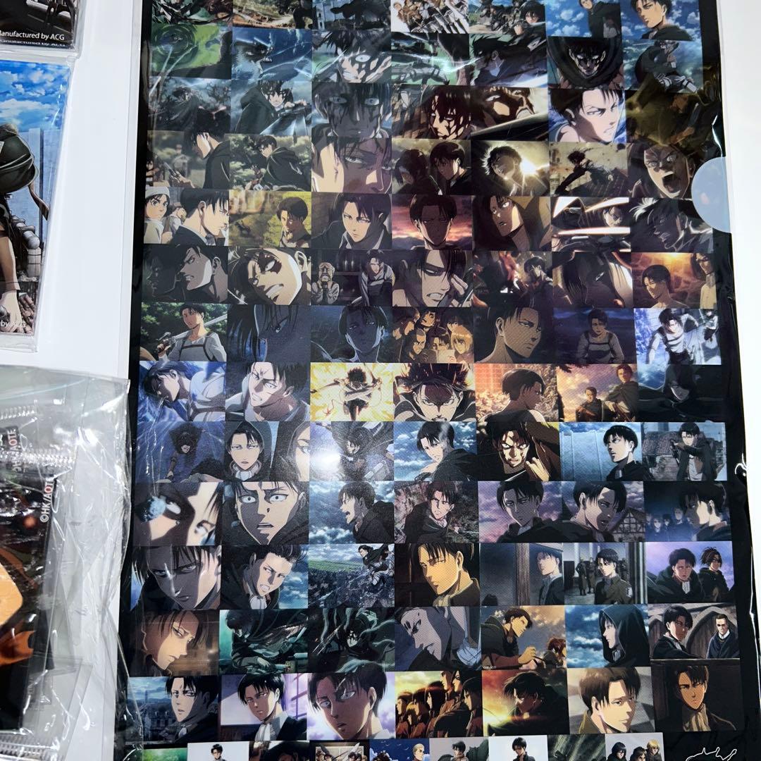 【未開封】進撃の巨人 10周年アクリルパネル ＆ リヴァイ缶バッジ32個