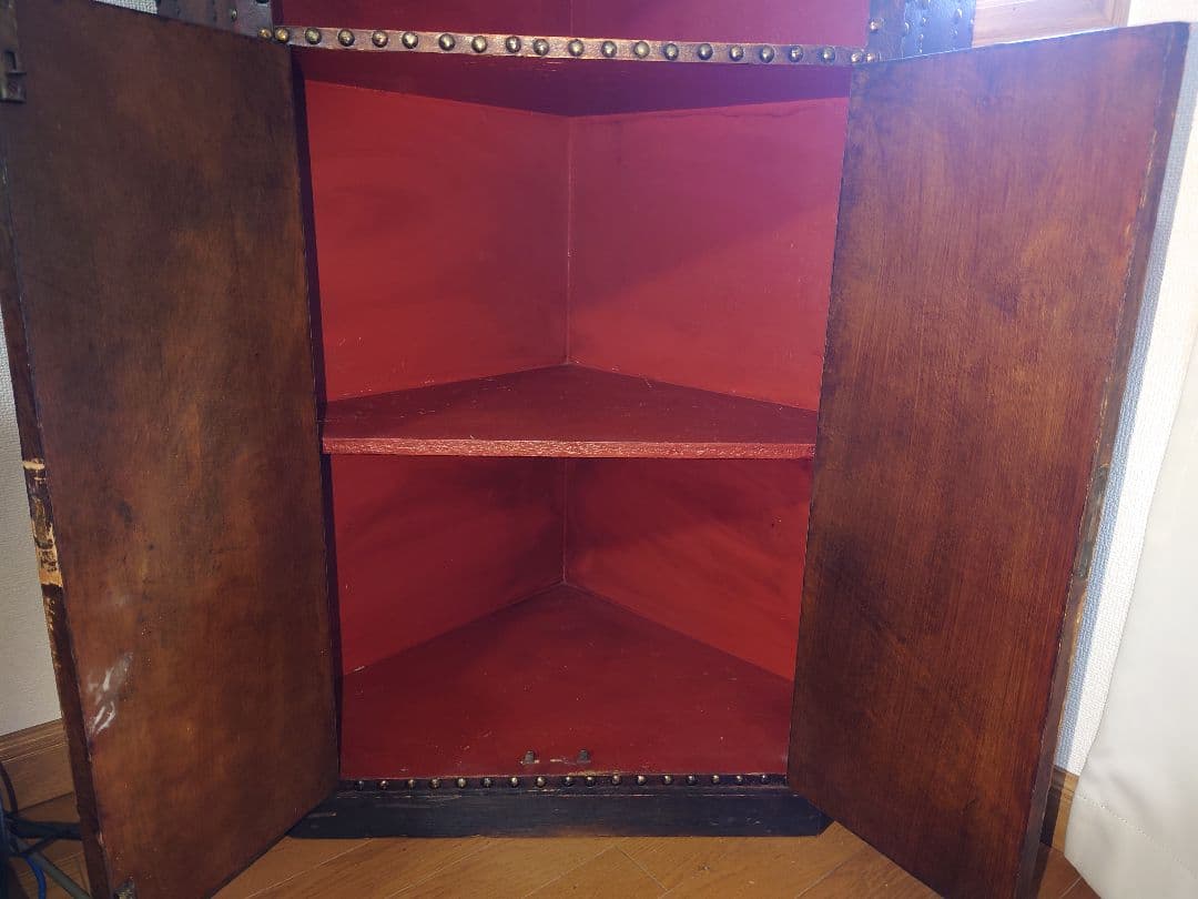 スペイン風鋲打ちアンティーク家具(コーナーキャビネット)