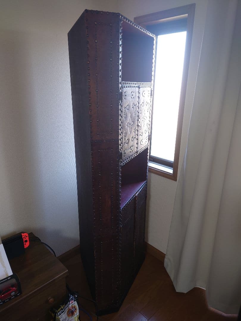 スペイン風鋲打ちアンティーク家具(コーナーキャビネット)