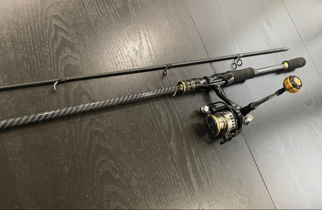 ルアー釣りデビュー2ピーススピニングロッド（180cm)1000番リールライン付