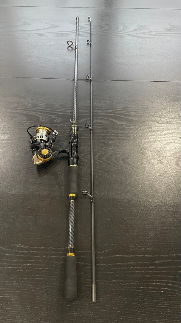 ルアー釣りデビュー2ピーススピニングロッド（180cm)1000番リールライン付
