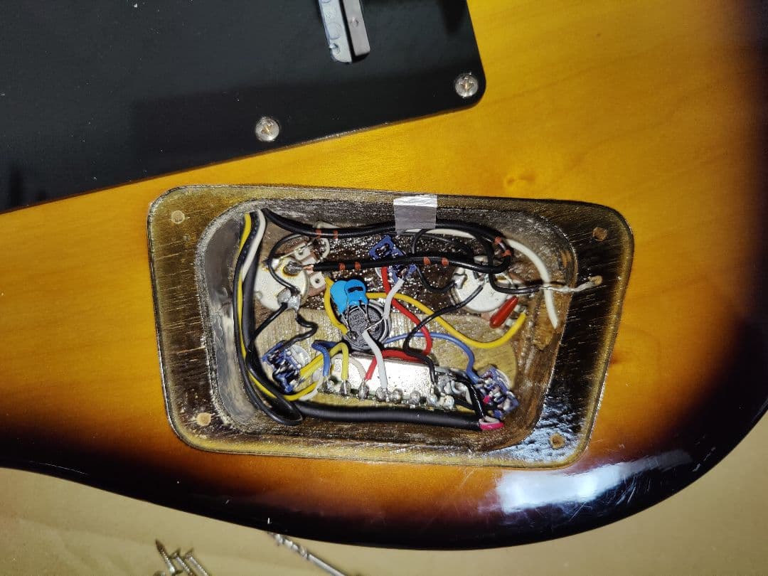 サンバースト ストラトキャスタータイプ エレキギター 多機能搭載