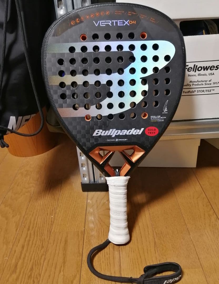 Bullpadel VERTEX 04 パデルラケット　2025