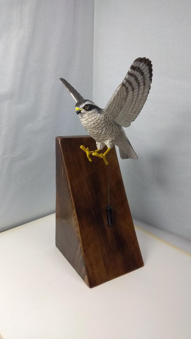 Kana　木彫りの鳥　オオタカ獲物捕獲直前