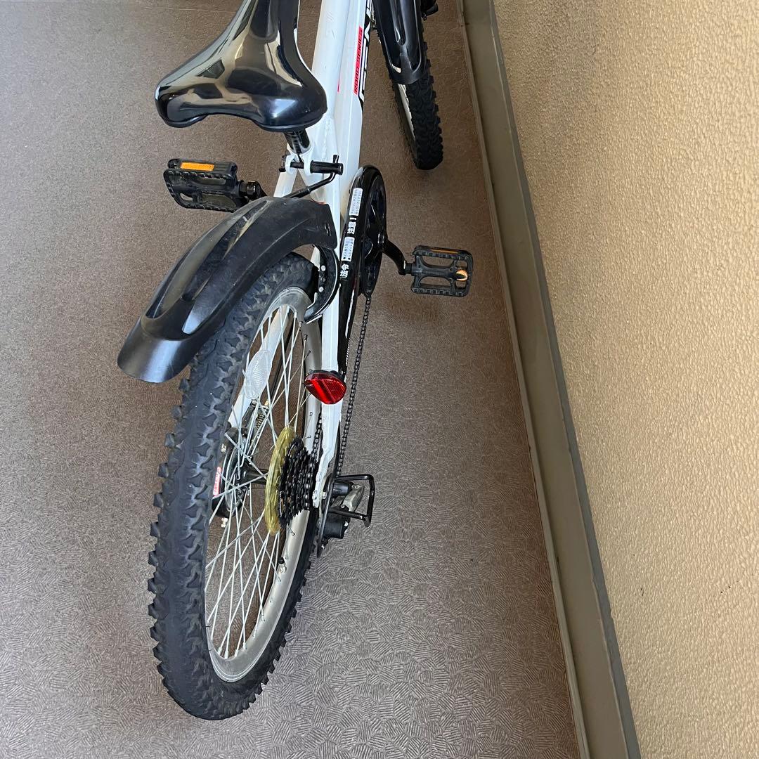 22インチ子供用自転車 ホワイト 6速ギア 前バスケット付きマウンテンバイク