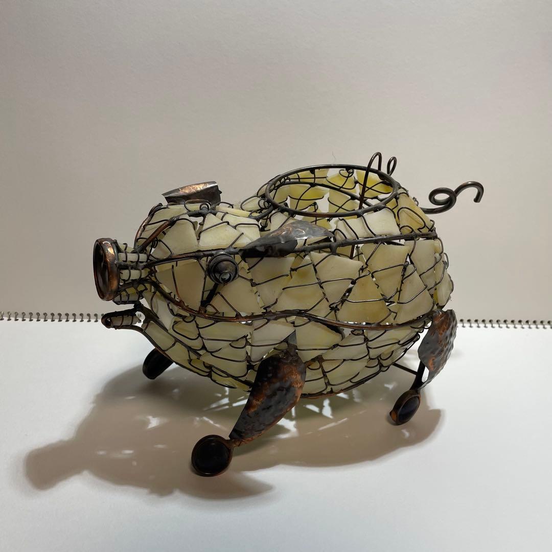 ワイヤーで作られた豚の蝋燭立て