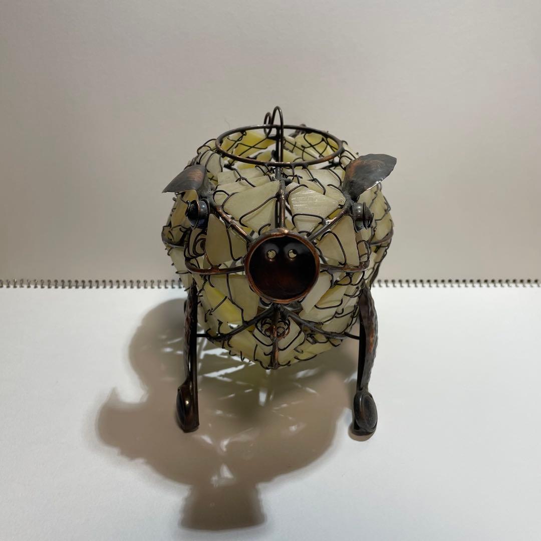 ワイヤーで作られた豚の蝋燭立て