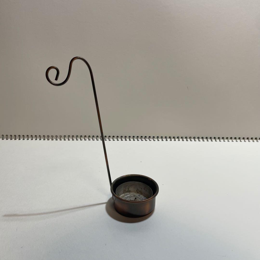 ワイヤーで作られた豚の蝋燭立て