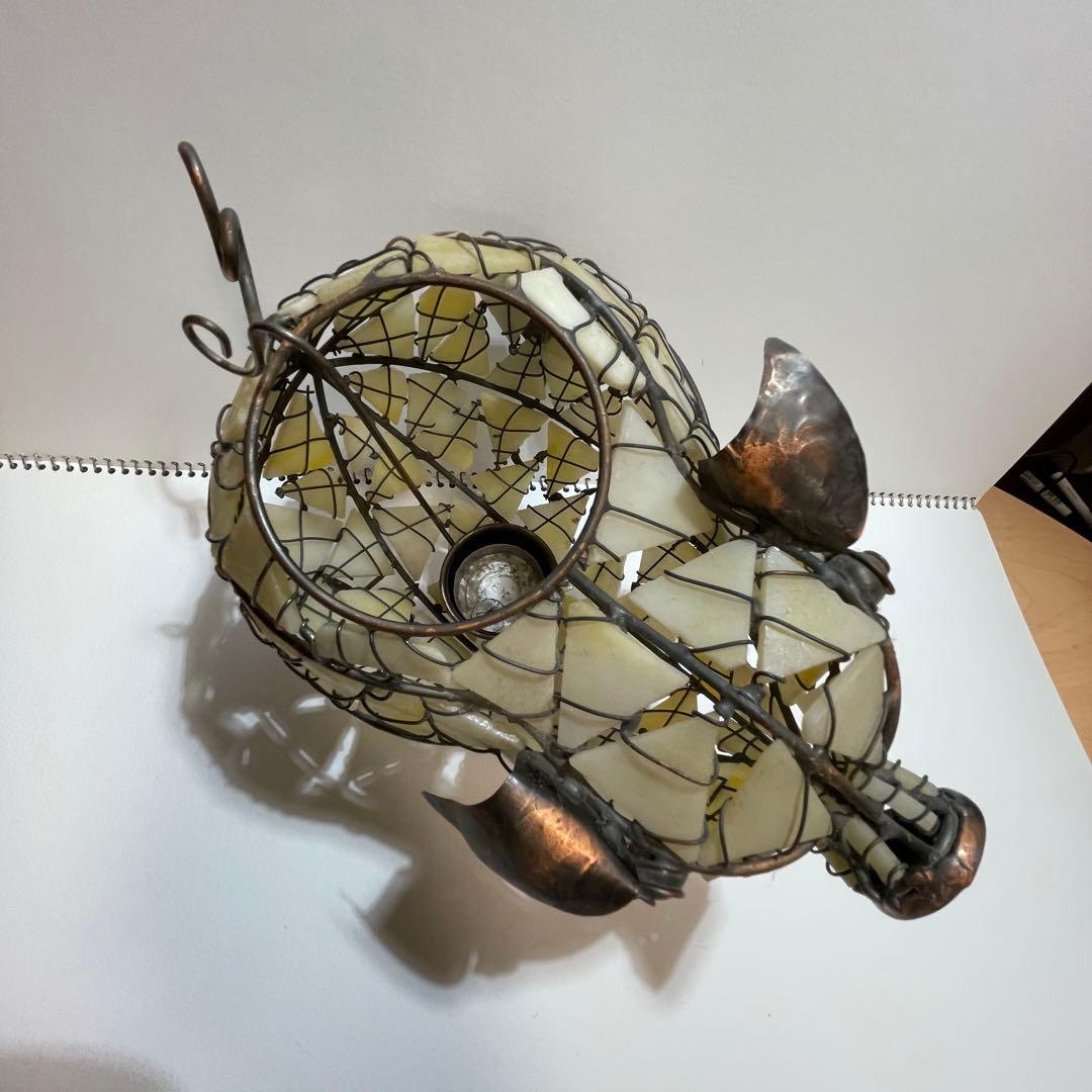 ワイヤーで作られた豚の蝋燭立て