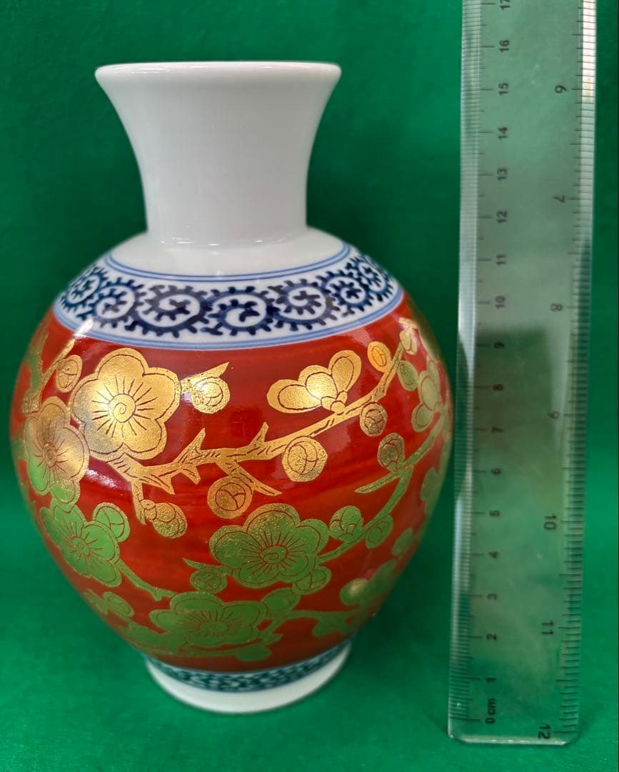 有田焼　藍窯　超高級赤色の陶器に金箔の花模様が施された美しい花瓶、壺。