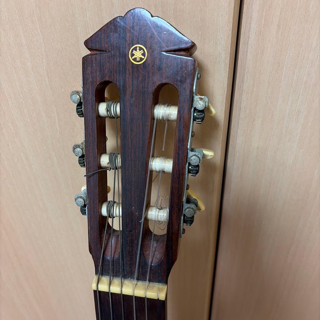 ヤングスキニー　サイン入りギター　アコースティックギター　YAMAHA