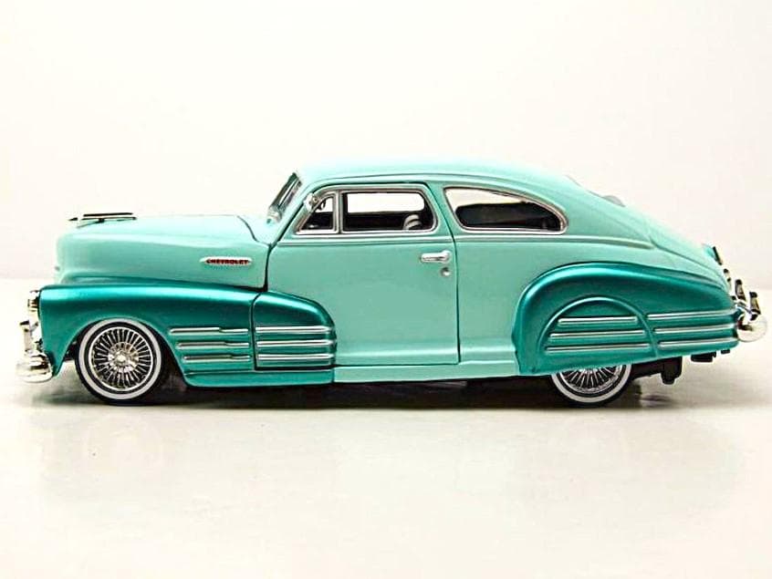 ミニカー Motormax 1948 Chevy Fleetline Lowrider