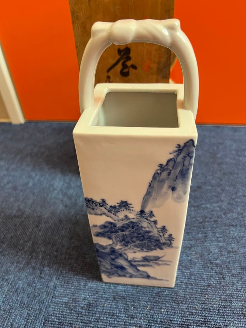 1055 九谷焼 陶宝 染付山水図 手付角花瓶　未使用
