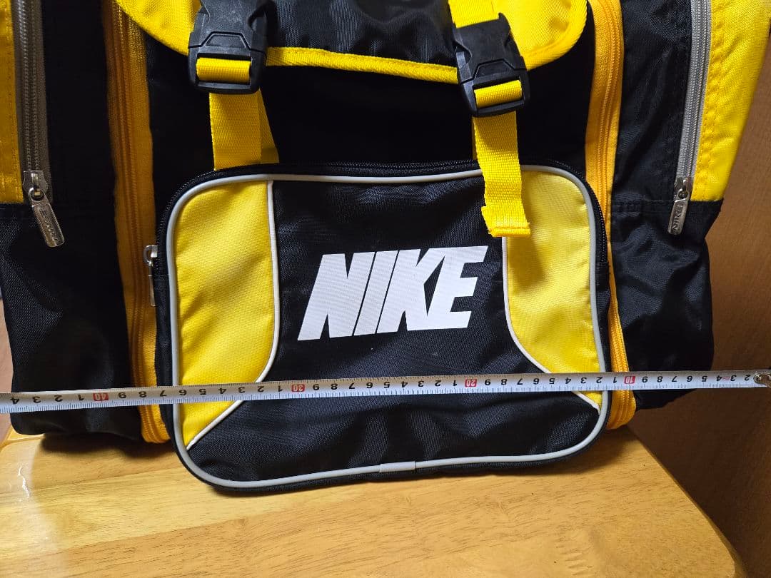 ナイキ　大型リュックサック　　　黒と黄色