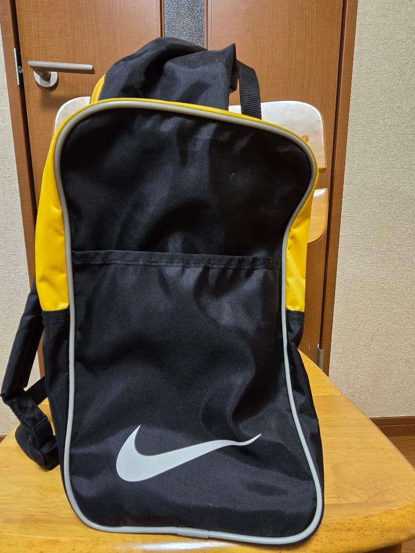 ナイキ　大型リュックサック　　　黒と黄色