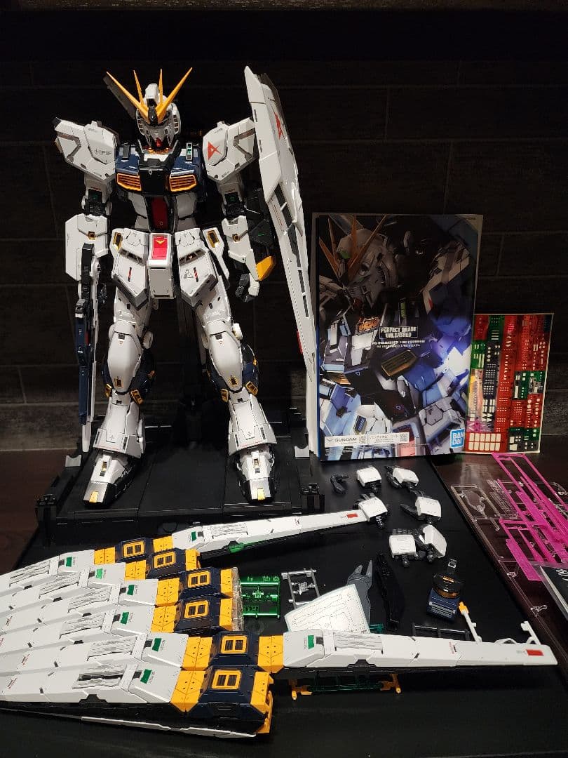 RX-93 νガンダム 1/60 LED発光機能付き