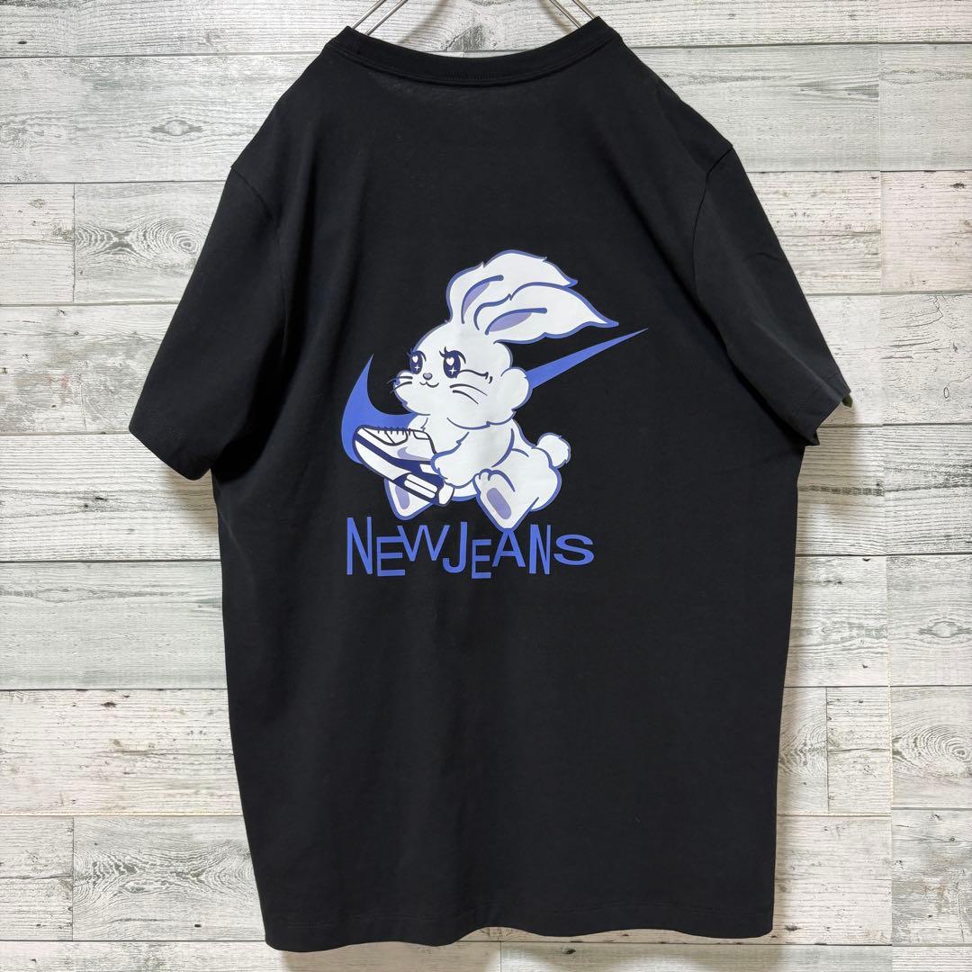 【XL】NIKE New Jeans コラボ Tシャツ バックプリント バニーズ