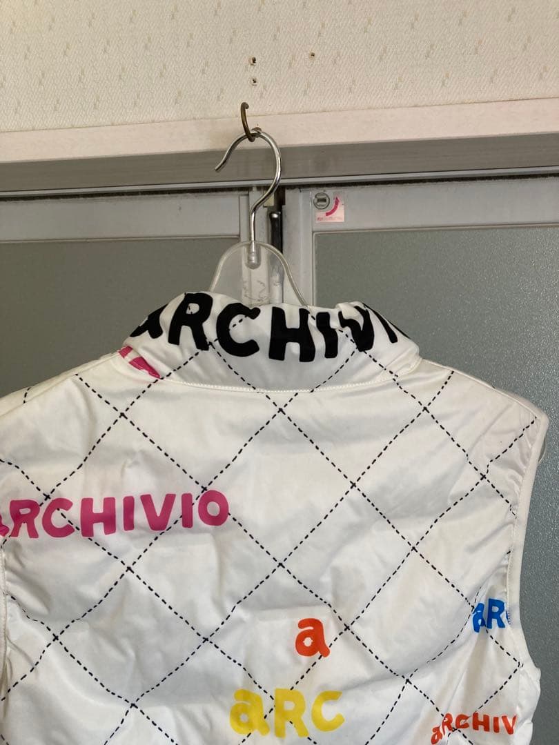ARCHIVIO カラフルロゴ フルジップナイロンベスト レディース36(M)