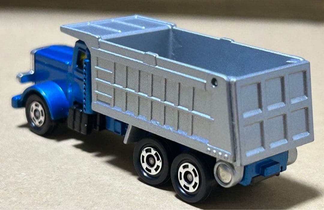 トミカ アメリカン ダンプトラック ブルー