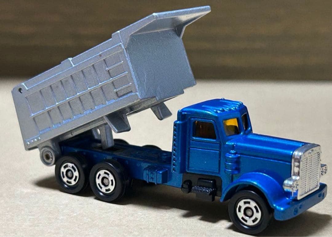 トミカ アメリカン ダンプトラック ブルー