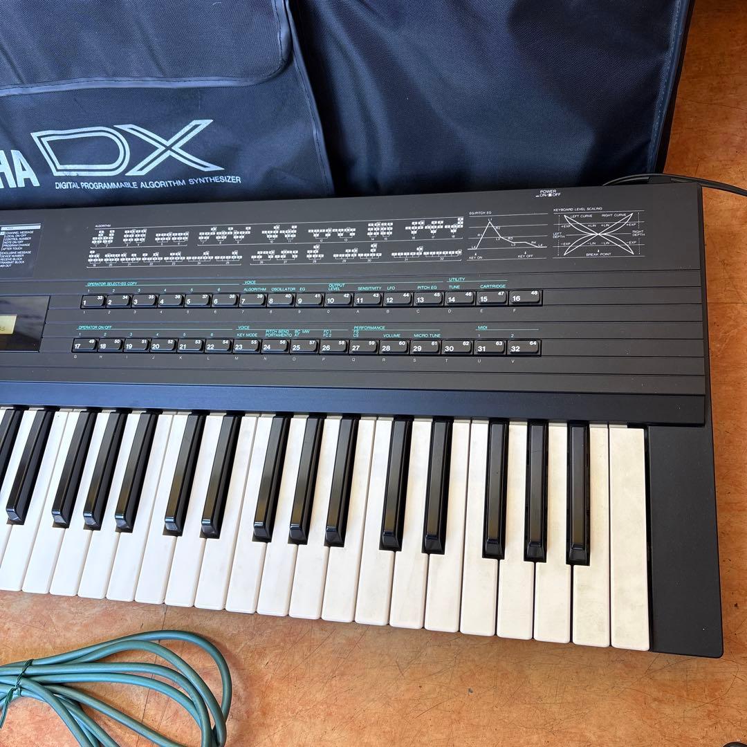 き Yamaha DX7 シンセサイザー ケース付