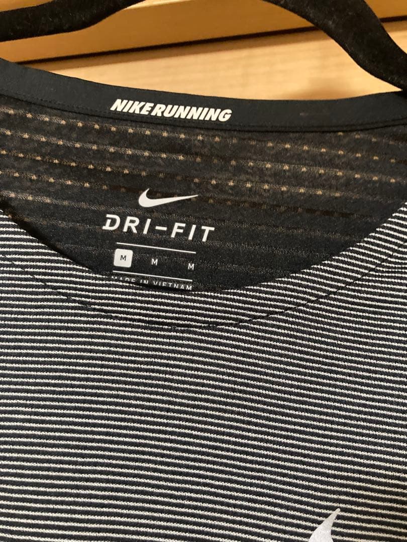 未使用　希少　ナイキ　ランニング　Tシャツ　Mサイズ　Nike
