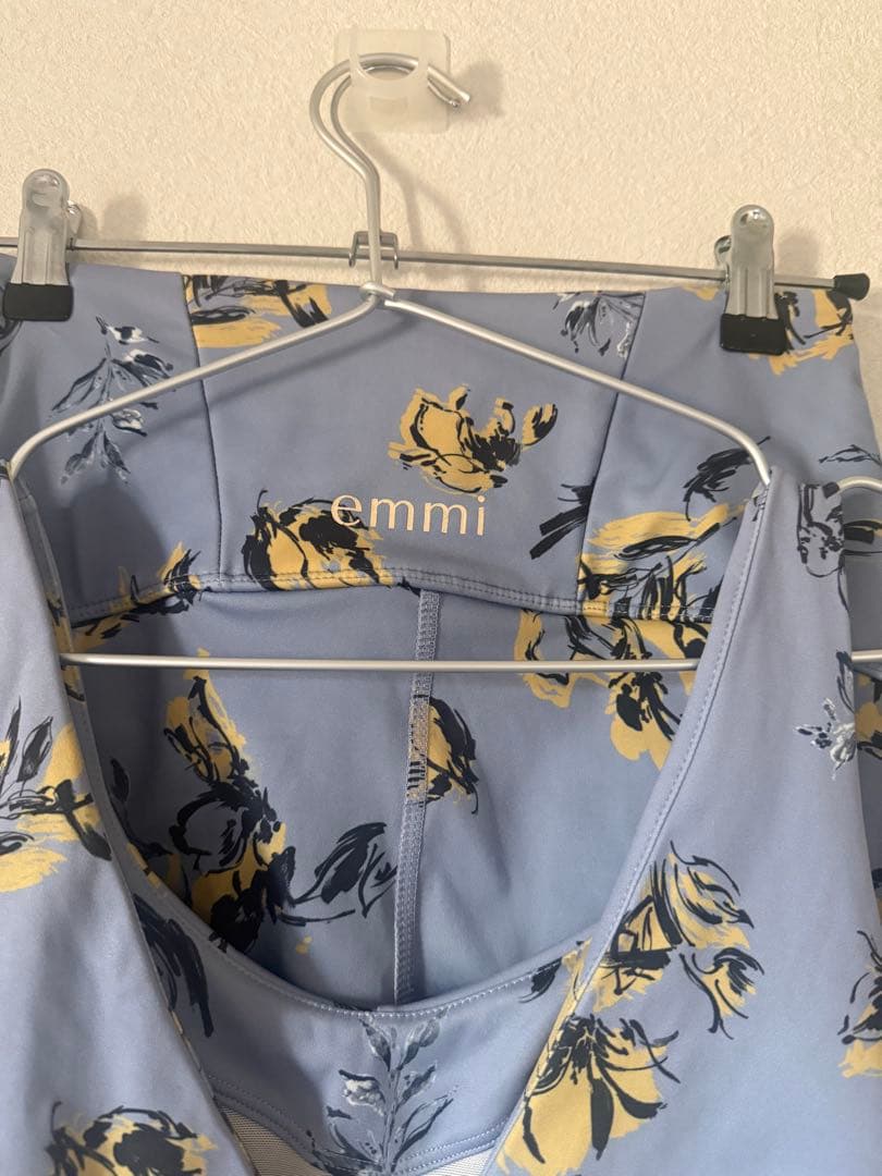emmi 花柄クロップトップ 上下セットアップ