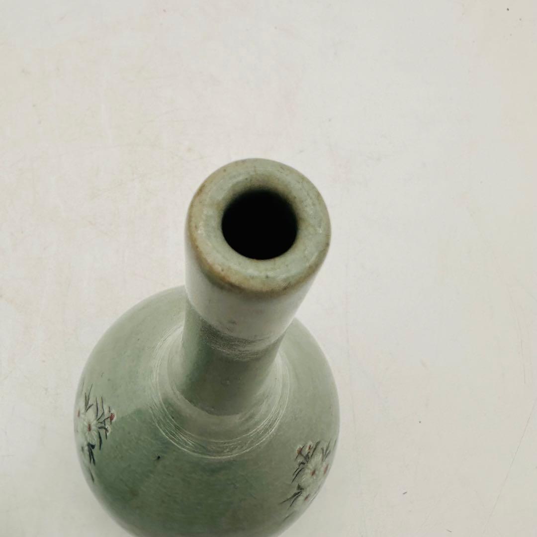 T 花瓶　高麗青磁　2点　盛り上げ　清明　花模様　一輪挿し