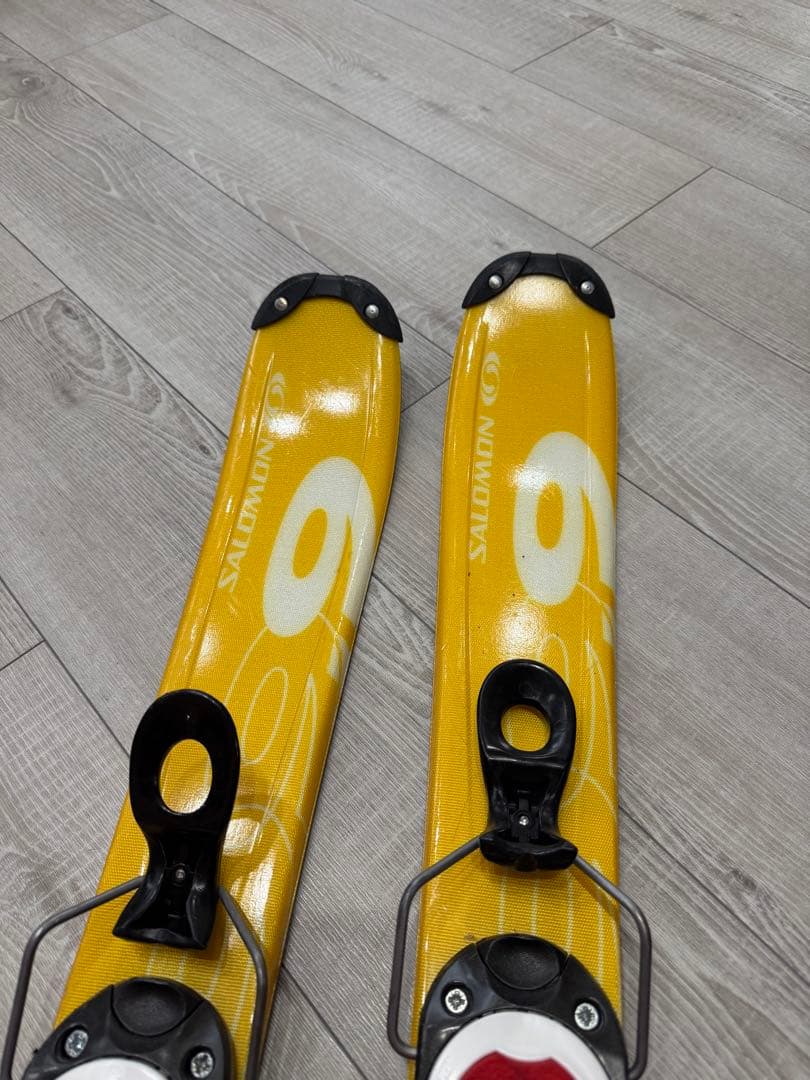 Salomon イエロー スキー板 赤いバインディング