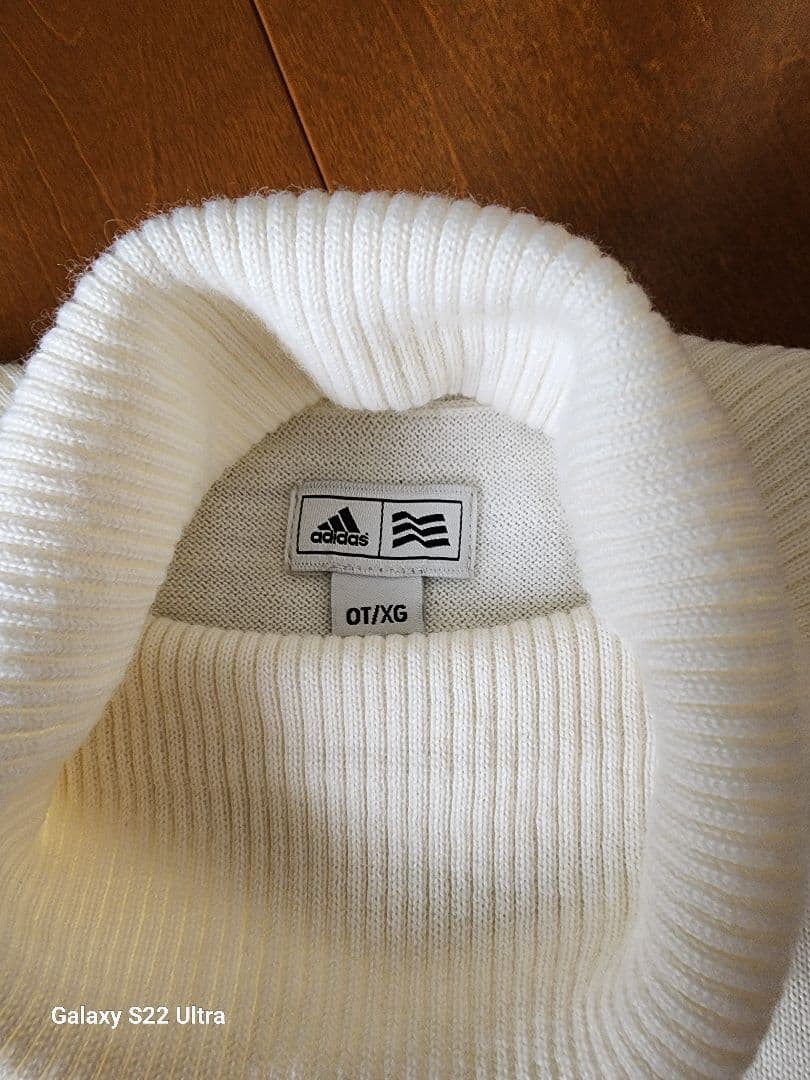 adidas タートルネック セーター ホワイト・ネイビーLスカートセットアップ