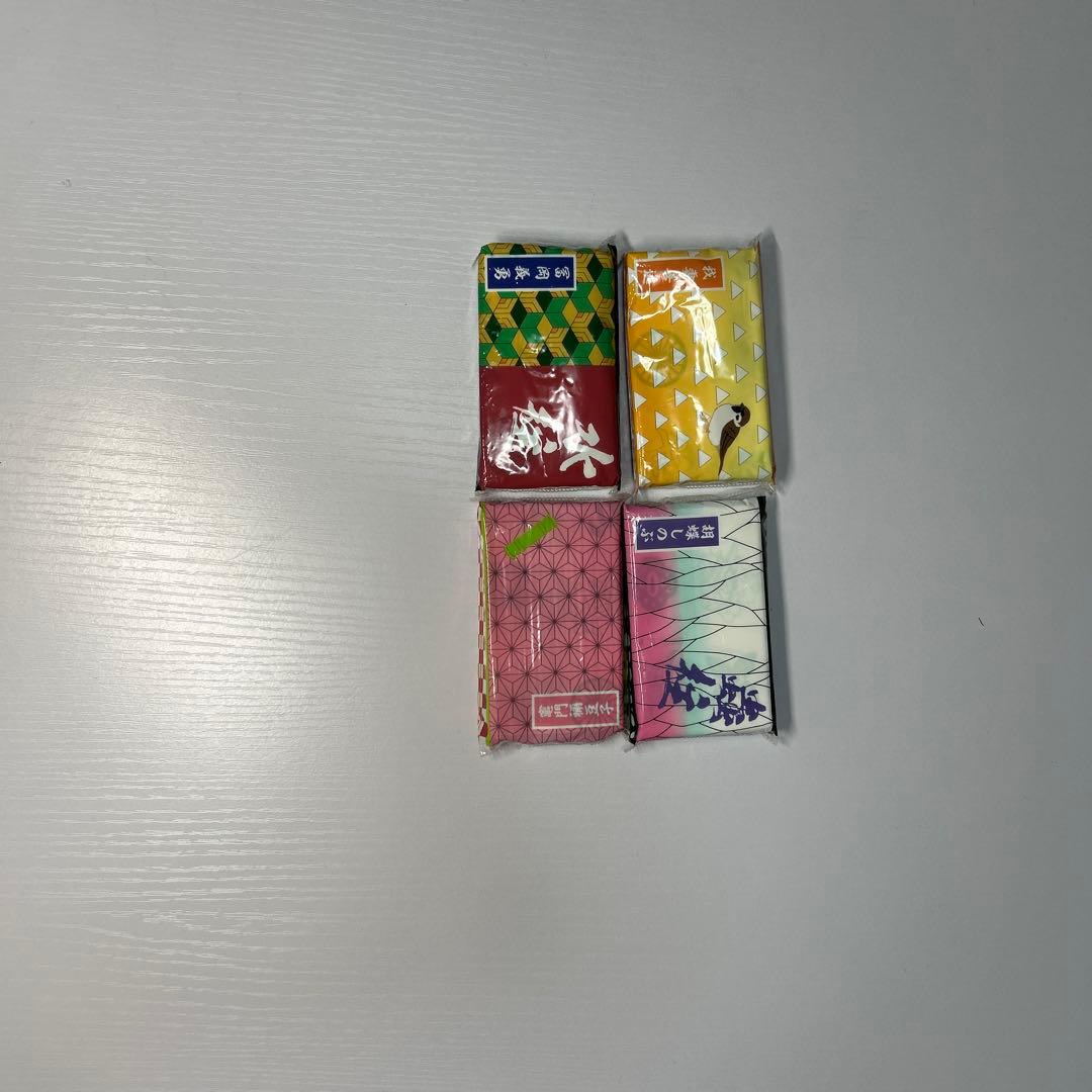 鬼滅グッズ シール二種、ファイル、ティッシュ、フィギュア、バッジ、屏風(？)