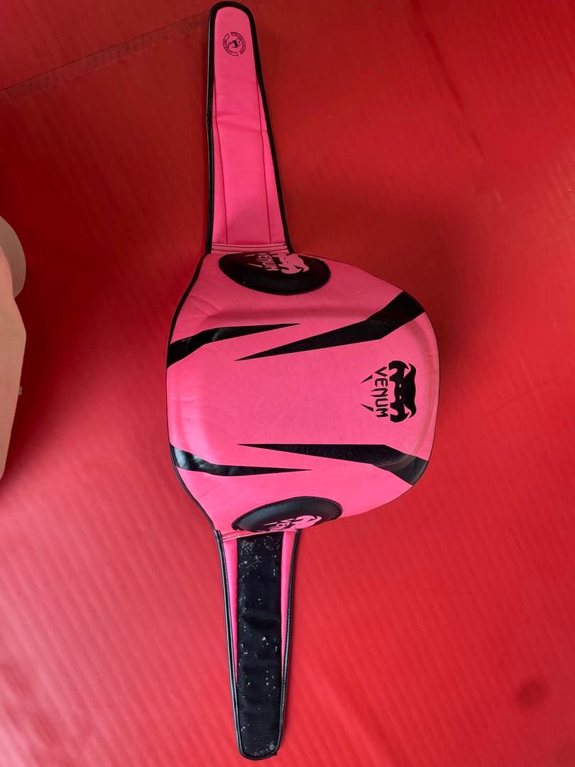 Venum ピンク パンチングミット