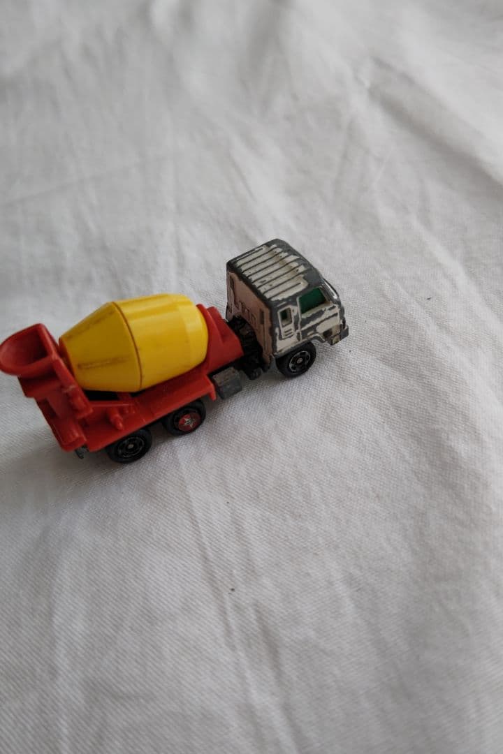 トミカ ミニカー ミキサー車 赤と黄色