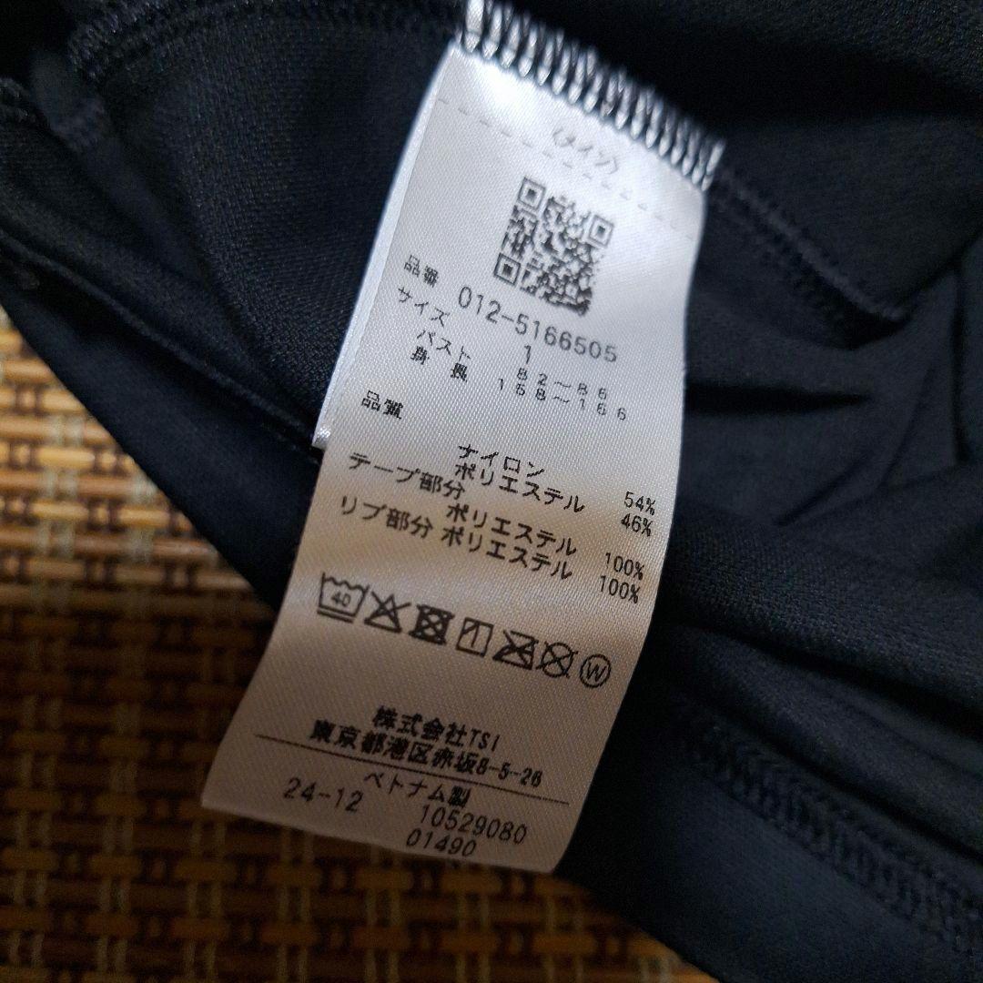 近年モデル、半袖モックネックとインナーパンツ一体型スカートセット